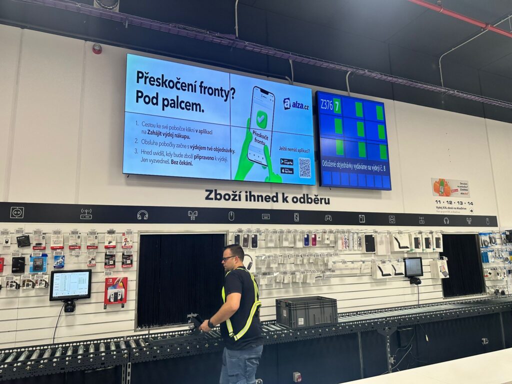 Alza OC Čestlice - LCD stěna